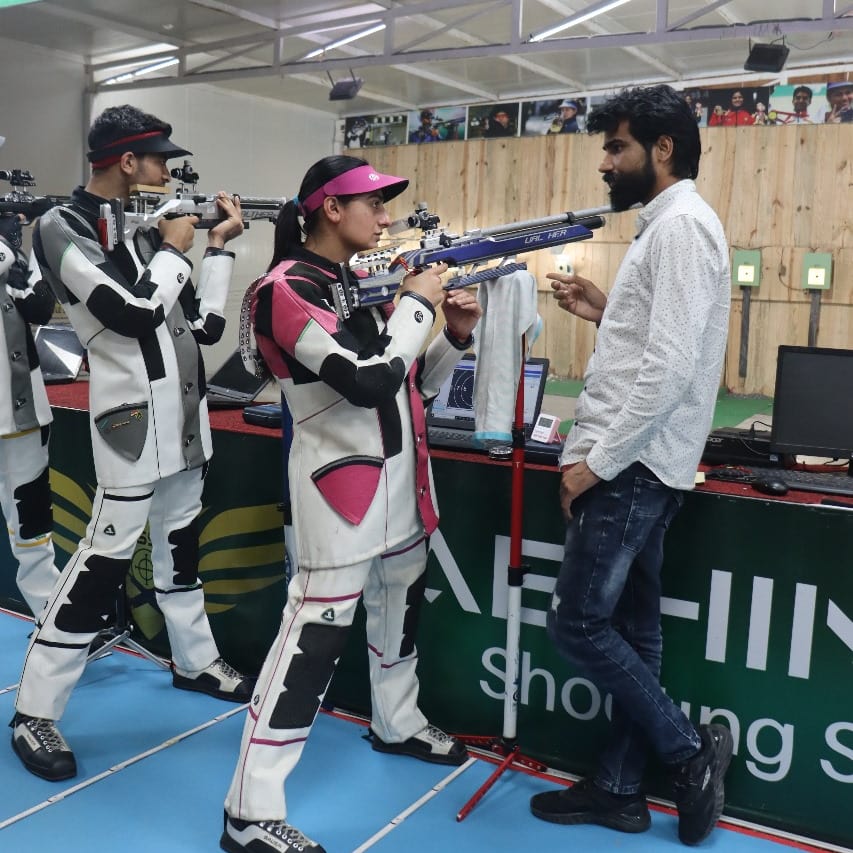 Trainee aiming on the electronic range